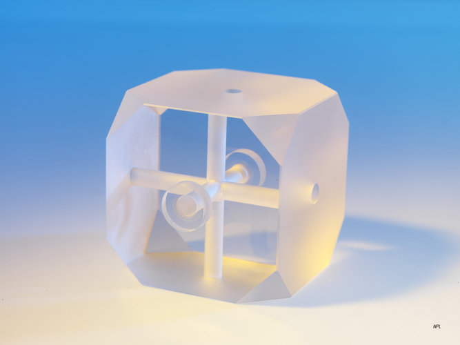 Optical stabilising reference cavity