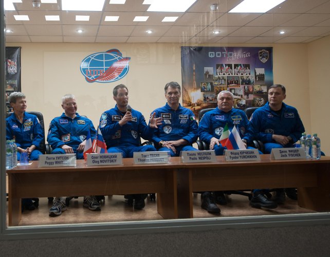 Prime and backup crewmembers during the pre-launch press conference