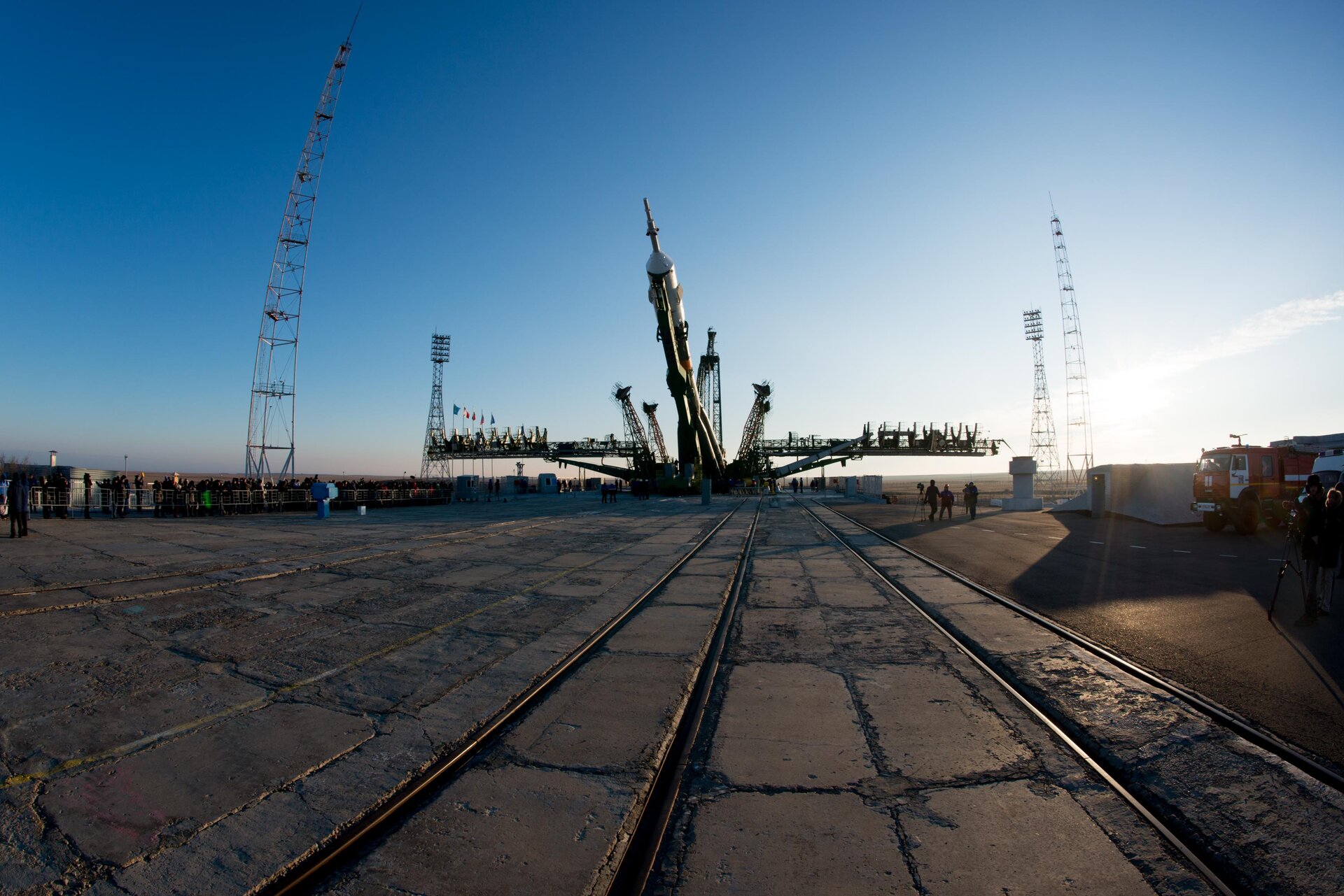 Soyuz spacecraft moved into vertical position