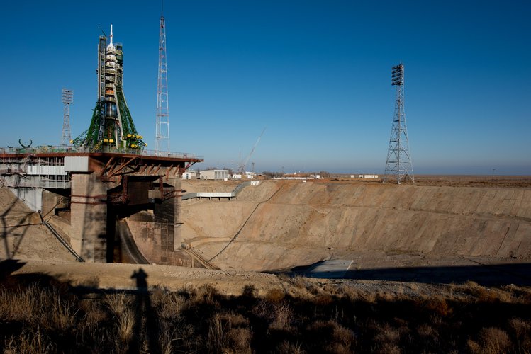 Soyuz spacecraft moved into vertical position