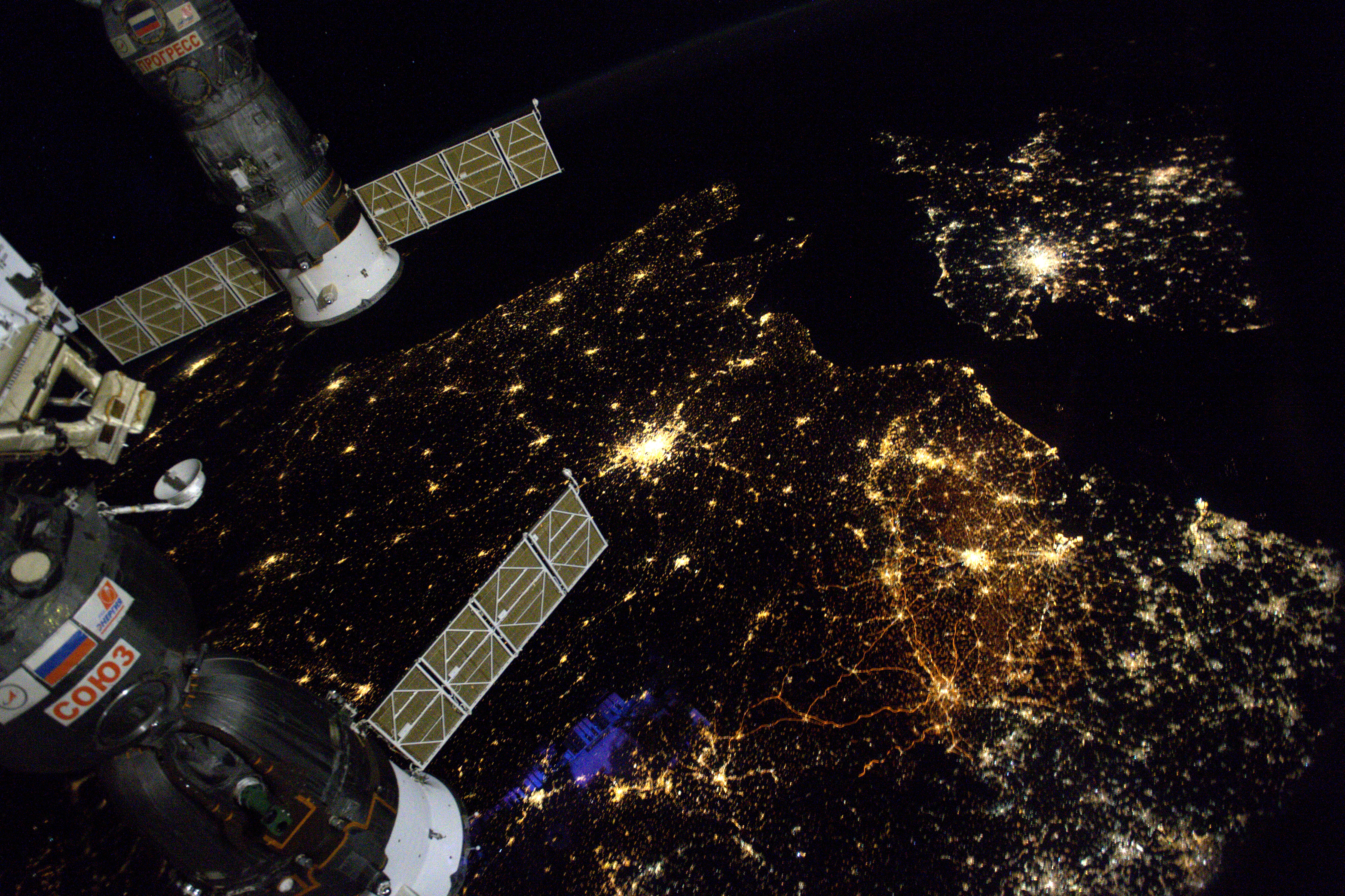 Спутник фото в реальном времени. Спутник НАСА станция МКС. МКС на орбите земли. Снимки МКС из космоса. Вид на землю с МКС.