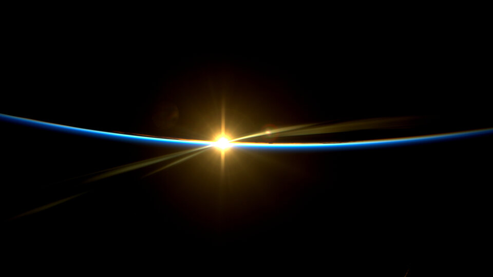Een mooie opkomst van de zon in de ruimte