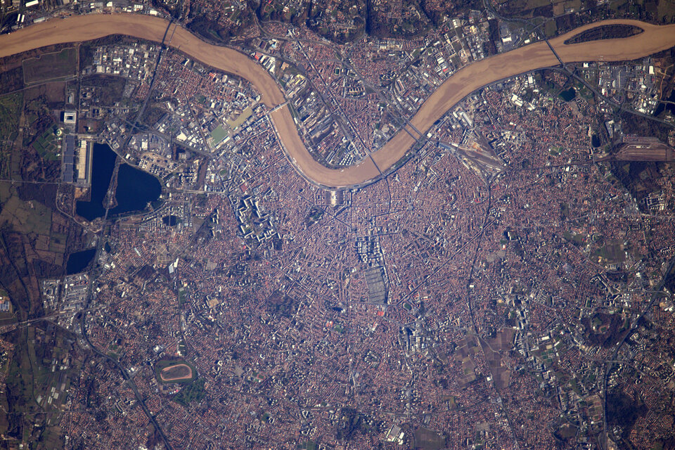 "Bonjour Bordeaux ! Une partie de ma famille profite à l’année de ta douceur de vivre. Moi c’est juste deux minutes le temps d’un passage à 28000 km/h." - Thomas Pesquet, le 17 décembre 2016.