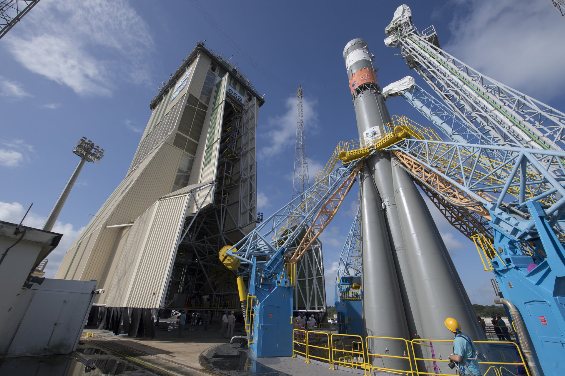 Soyuz VS16 raised into vertical position