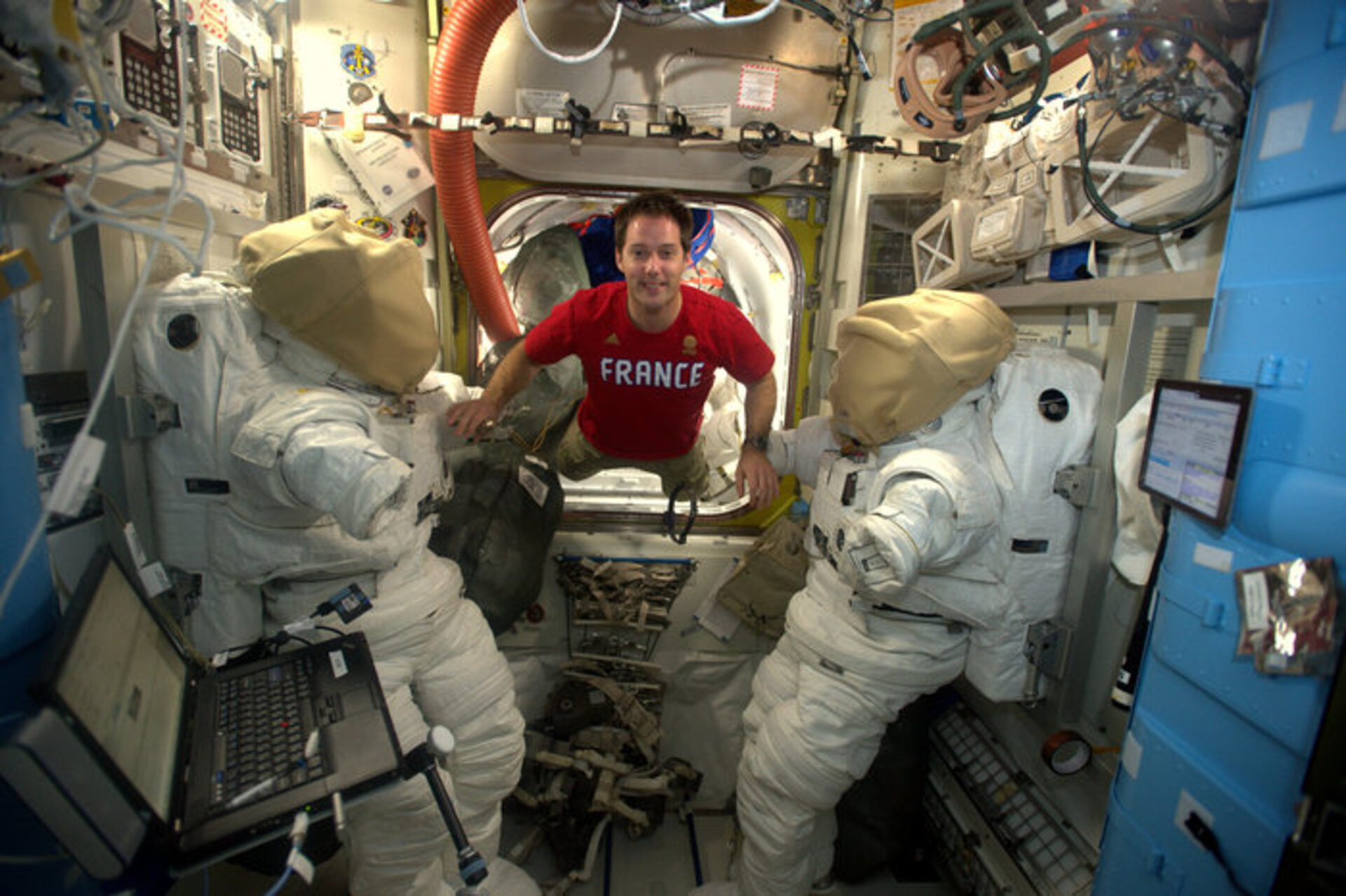 ESA astronaut Thomas Pesquet Rahvusvahelises kosmosejaamas skafandrite juures, mille tema ja komandör Shane Kimbrough reedel selga panevad. Foto: ESA/NASA