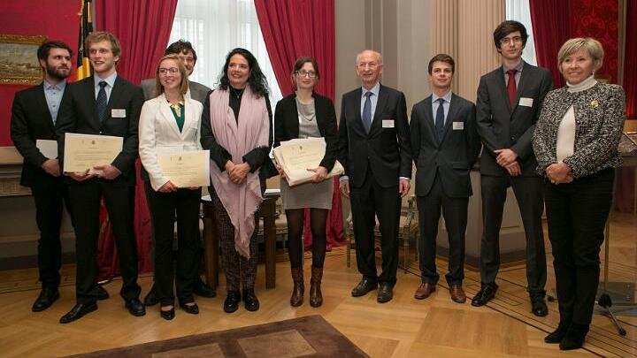 La lauréate Jolien De Paepe, entourée par la présidente du Sénat, Christine Defraigne, et par la le vicomte Dirk Frimout. 