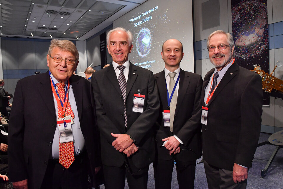 V.l.n.r. Die Gründerväter des ESA-Büros für Weltraumschrott Walter Flury, Heiner Klinkrad und Holger Krag (alle ESA) sowie Kollege Don Kessler (NASA). 