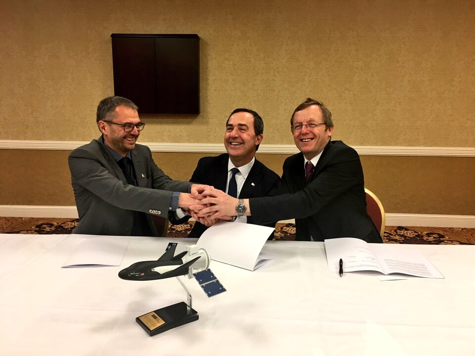 Erik Masure (QinetiQ), Mark Sirangelo (SNC) et le directeur général de l’ESA Jan Wörner signent le contrat portant sur l’IBDM pour le Dream Chaser 