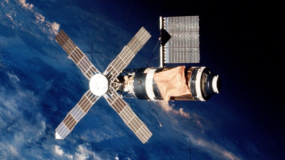 Crew of Skylab 2 departs