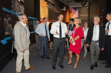 Daniel Neuenschwander shows Valerie Pécresse the ESA Pavilion