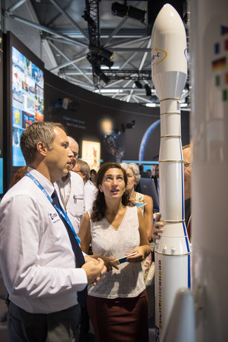 Daniel Neuenschwander shows Zuhal Demir the ESA Pavilion