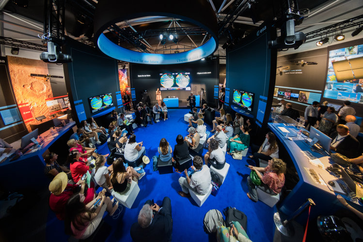 Jan Wörner at the Women in Aerospace Europe Round Table