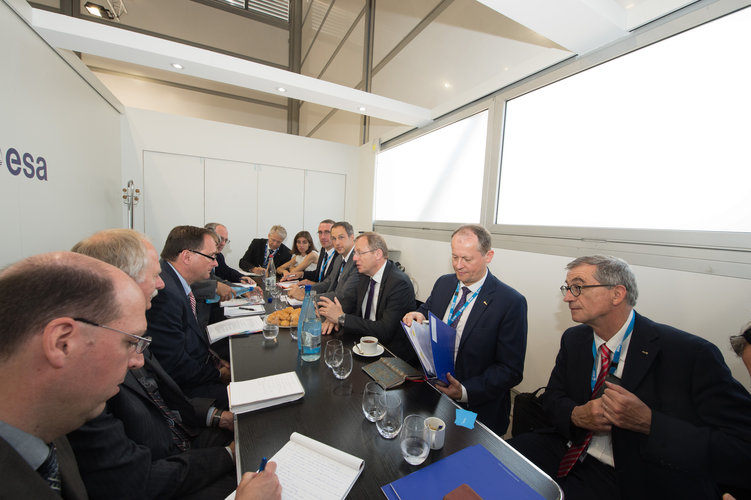 Jan Wörner meets Robert Lightfoot at the ESA Pavilion