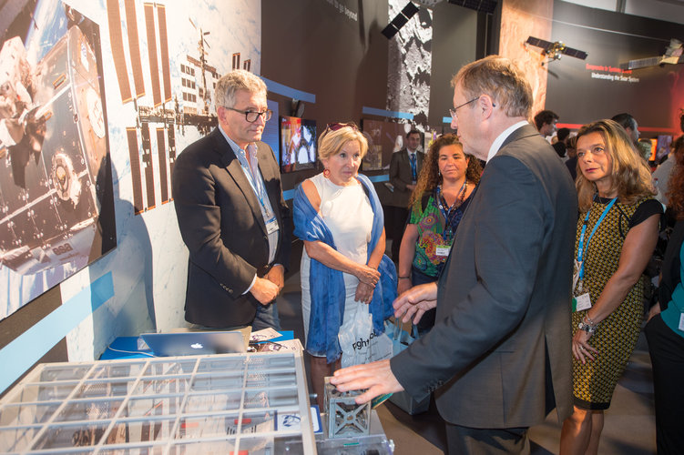 Jan Wörner shows Dominique Tilmans the ESA Pavilion