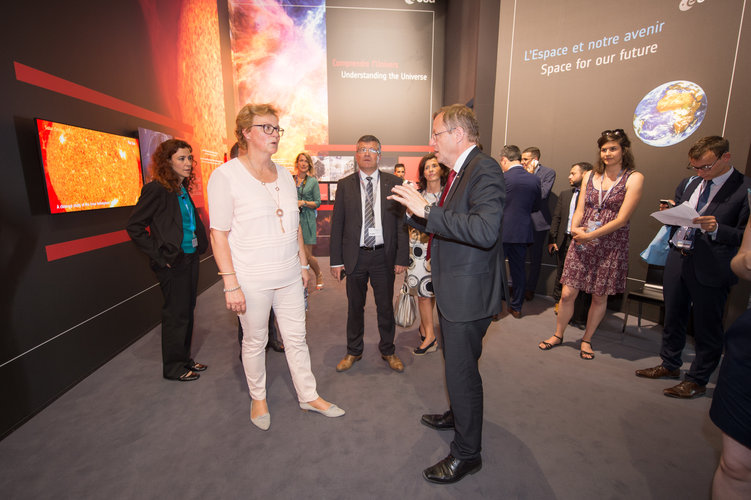 Jan Wörner shows Members of the European Parliament the ESA Pavilion