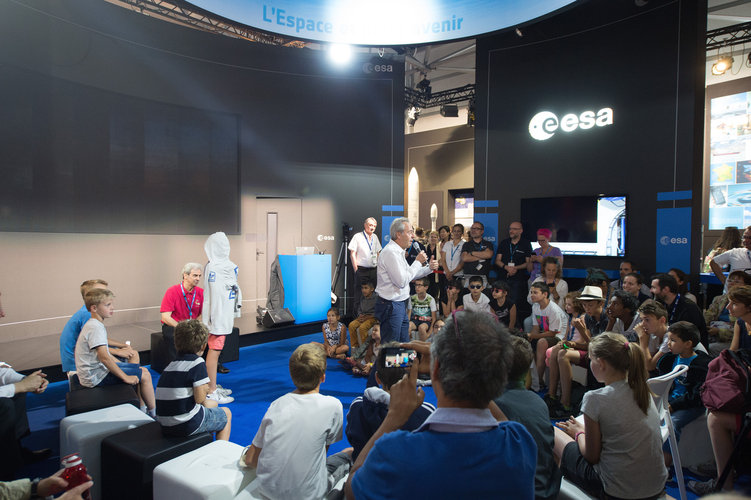 Life on the ISS explained to visitors at the ESA Pavilion