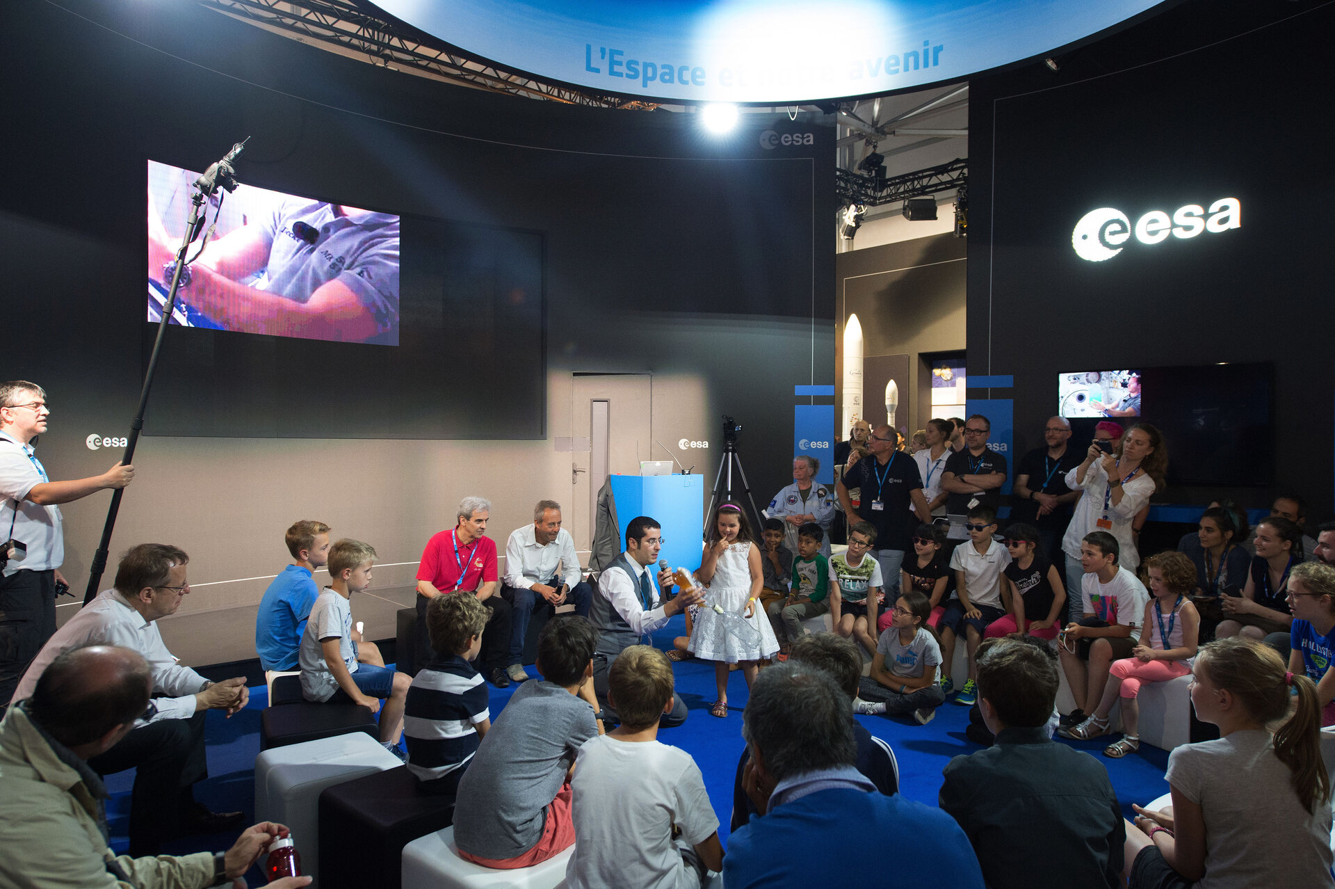 Life on the ISS explained to visitors at the ESA Pavilion