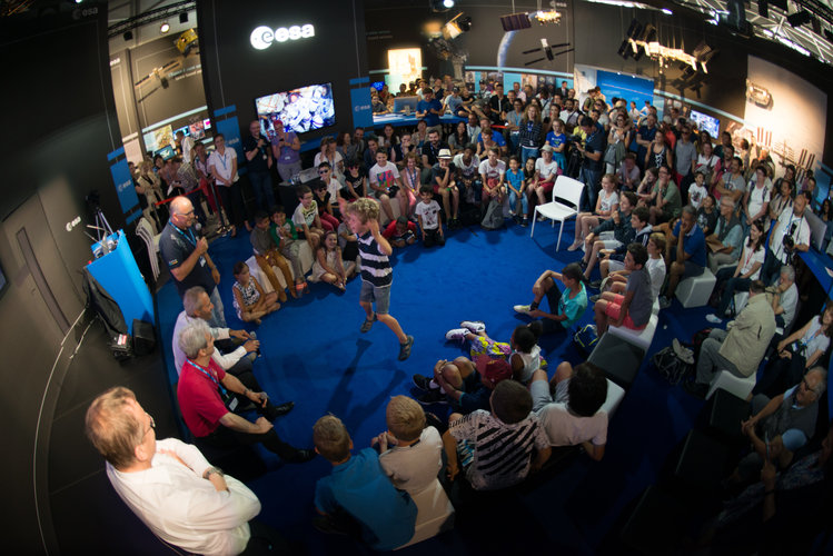 Life on the ISS explained to visitors at the ESA Pavilion