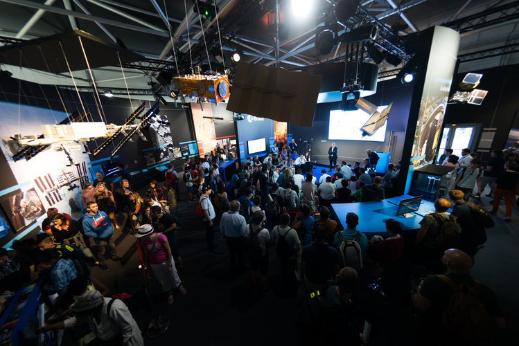 Public at the ESA Pavilion