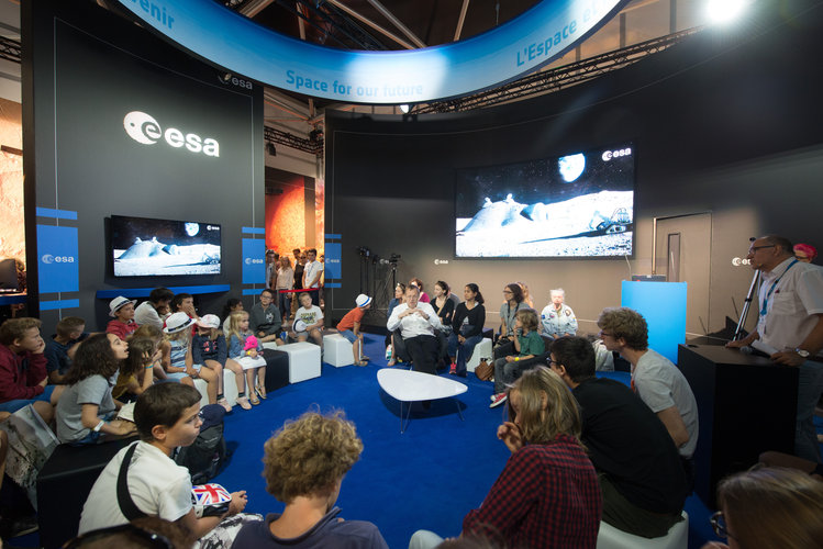 ‘Space 4.0ur future: plug and play' session with Jan Woerner dedicated to kids 