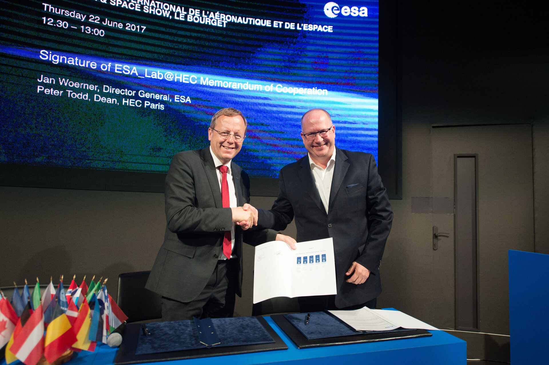 Signature de l'accord pour la création de ESA Lab@HEC Paris