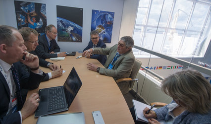 Jan Wörner meets Lev Zeleny at the ESA chalet