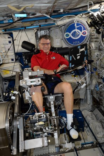 Paolo Nespoli uses the Mares machine