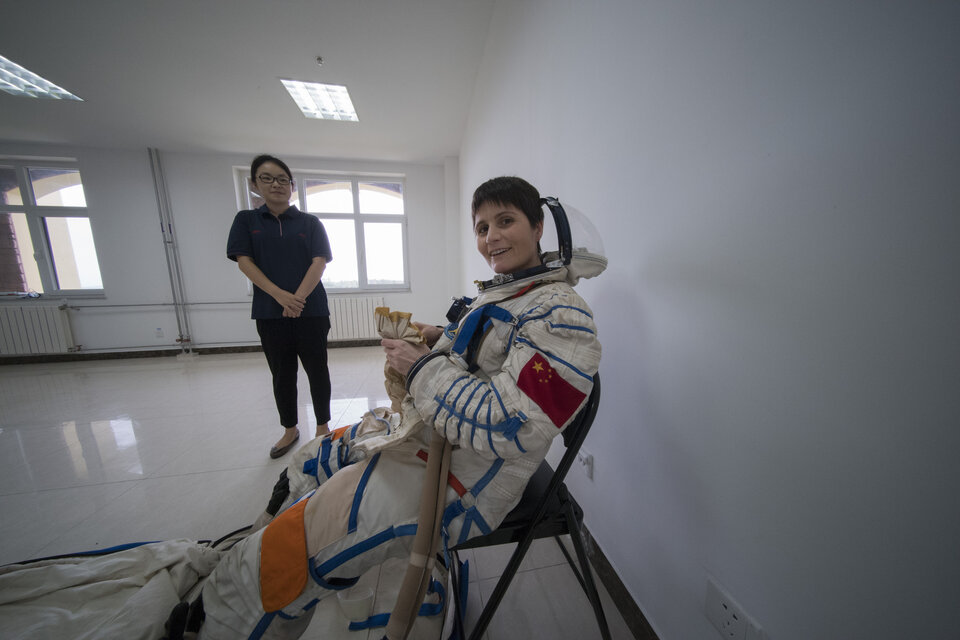 ESA-Astronautin Samantha Cristoforetti in einem chinesischen Raumanzug.