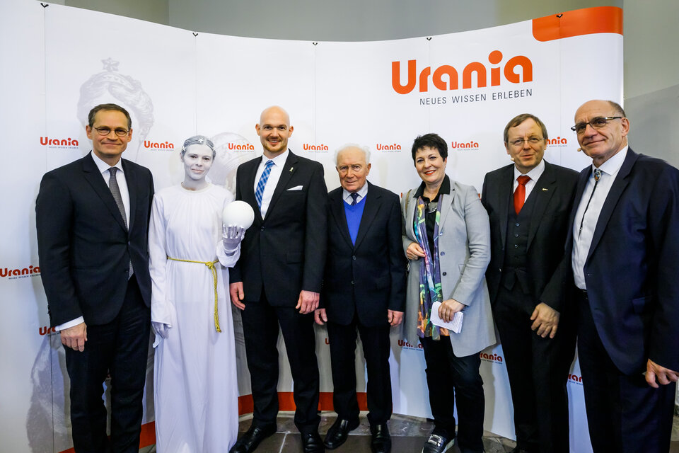 Sigmund Jähn bei der Verleihung der Urania-Medaille 2017 an ESA-Astronaut Alexander Gerst mit Michael Müller, Bürgermeister von Berlin; Urania; Alexander Gerst; Gabriele Thöne, CEO Urania; Jan Wörner, ESA-Generaldirektor; Ulrich Bleyer, Direktor Urania 