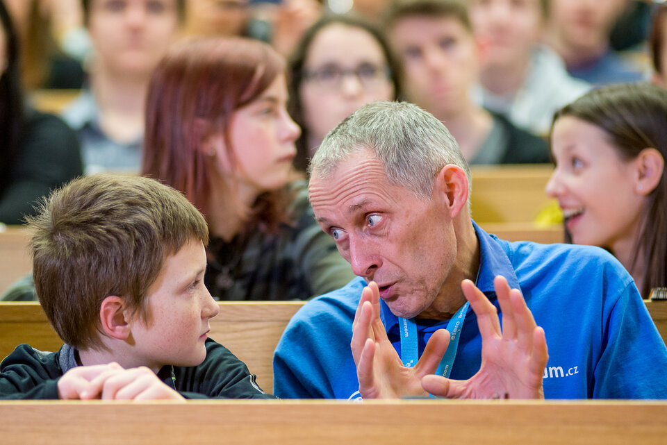 Students and teachers in Prague (Czech Republic) discuss the inflight call