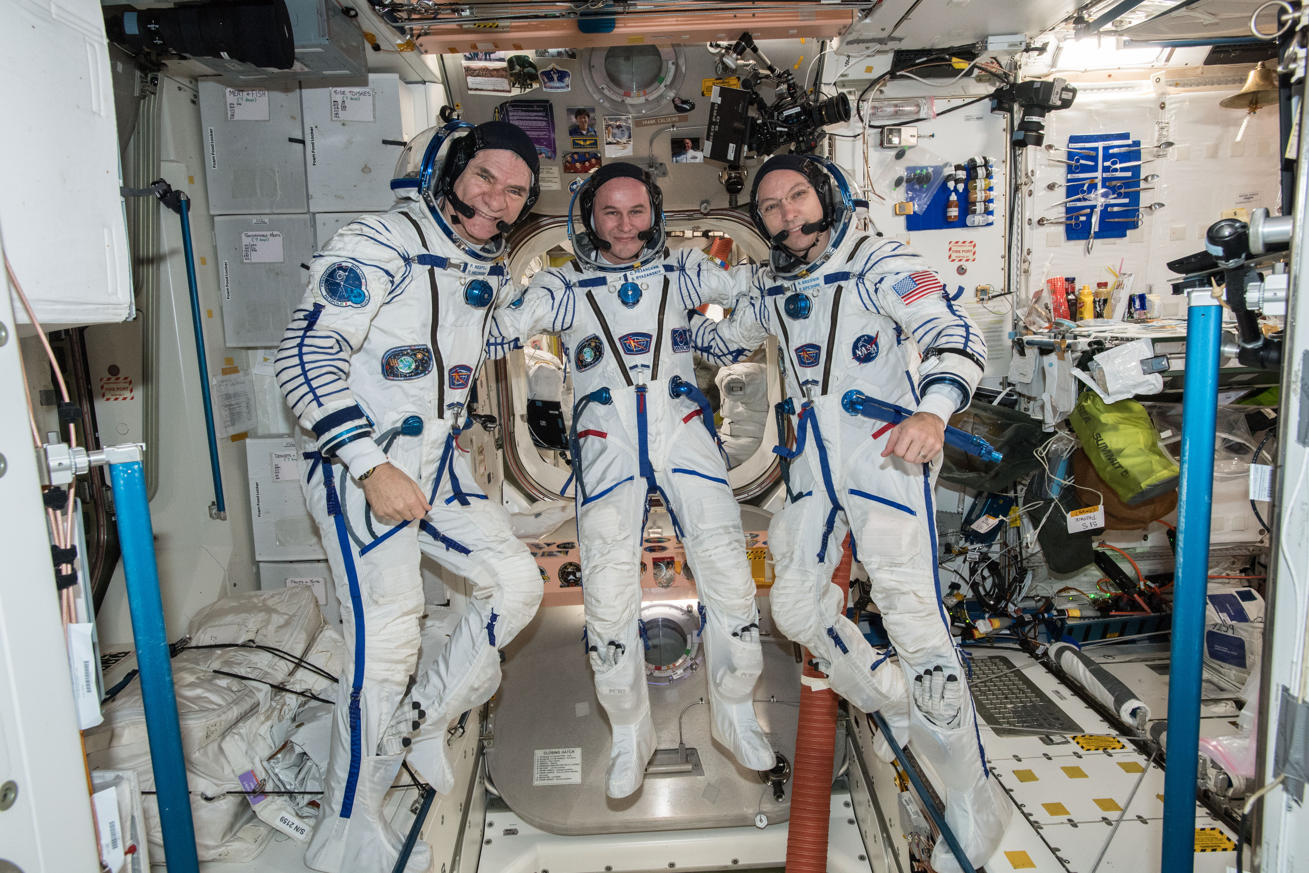 Сколько космонавтов полетело в космос. Космонавты на МКС. Современная космонавтика. Космонавты в космическом корабле.