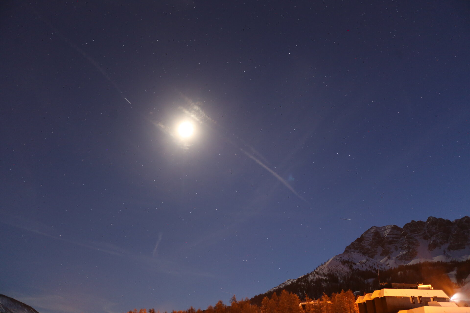 Dieses Bild zeigt die chinesische Raumstation Tiangong-1, was "Himmelspalast" bedeutet. Die Aufnahme vom 27.11.2017 stammt von dem französischen Astrophotographen Alain Figer.