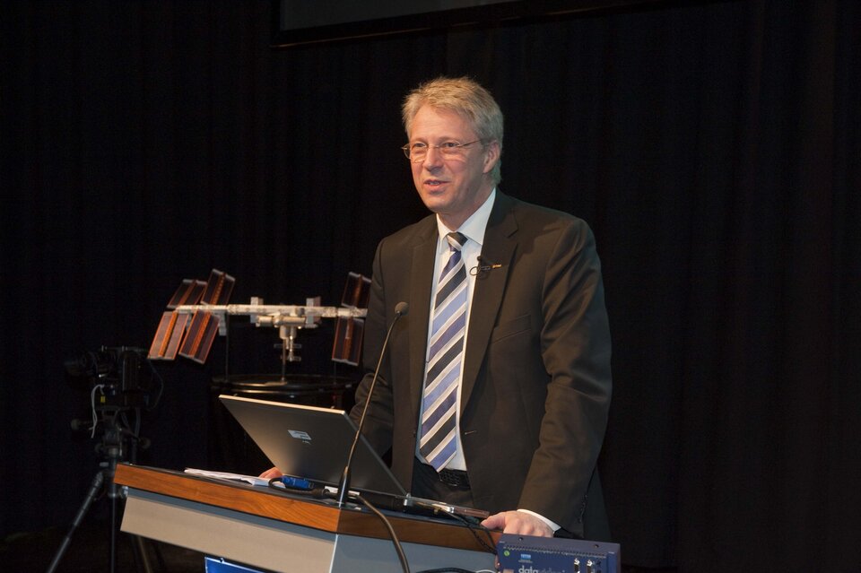 Astronaut Thomas Reiter bei einer Präsentation 