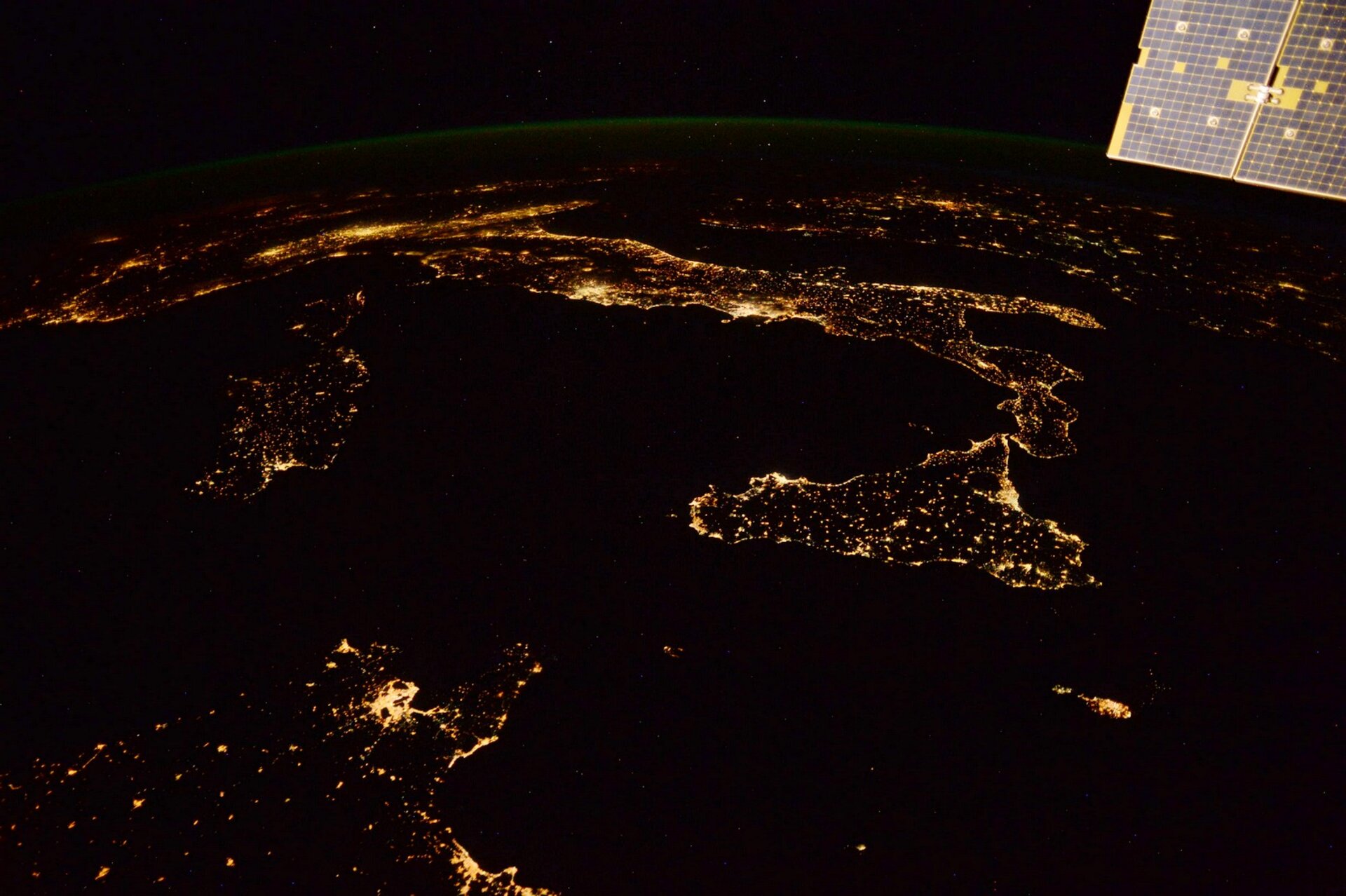 L'Italia di notte in uno scatto dallo spazio dell'astronauta ESA Paolo Nespoli 