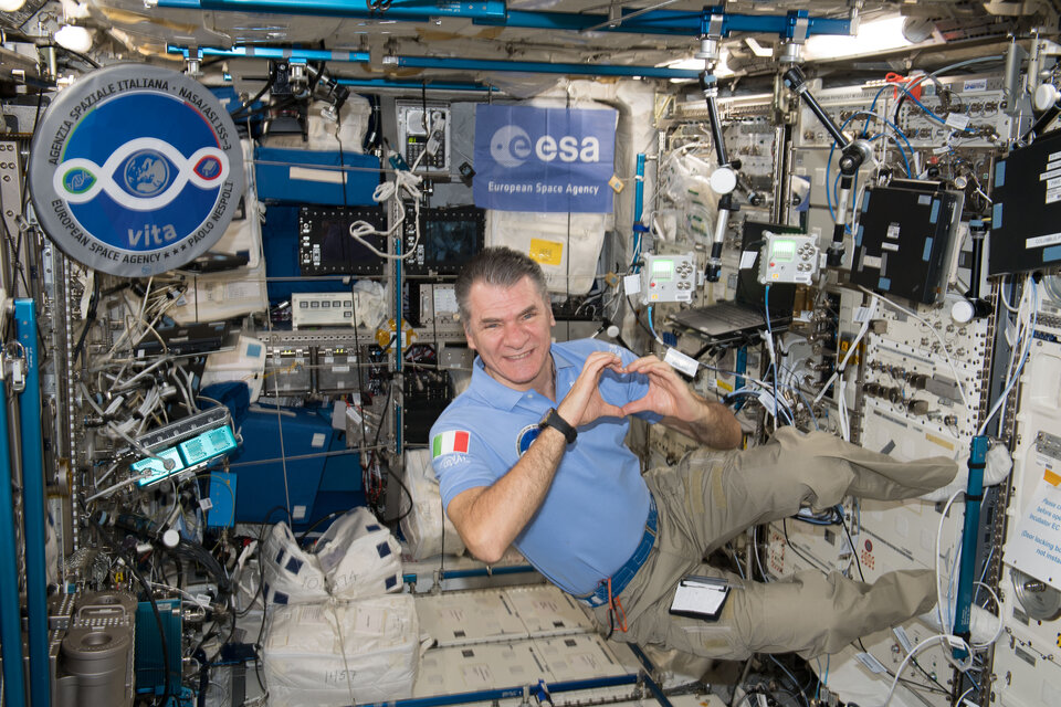 Kosmonaut Paolo Nespoli s počítači Ed a Izzy v laboratoři Columbus