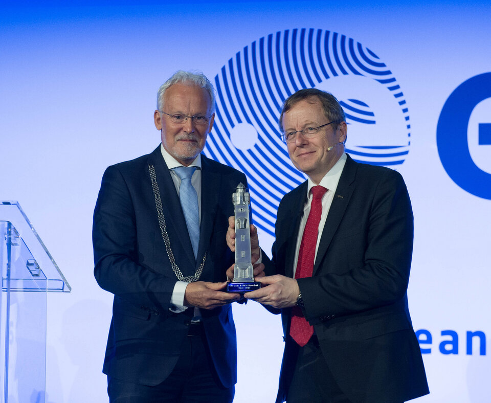 Jan Rijpstra, Mayor of Noordwijk, and Jan Wörner, ESA Director General