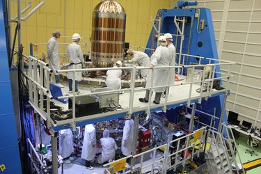 Orion service module fuel tank installation