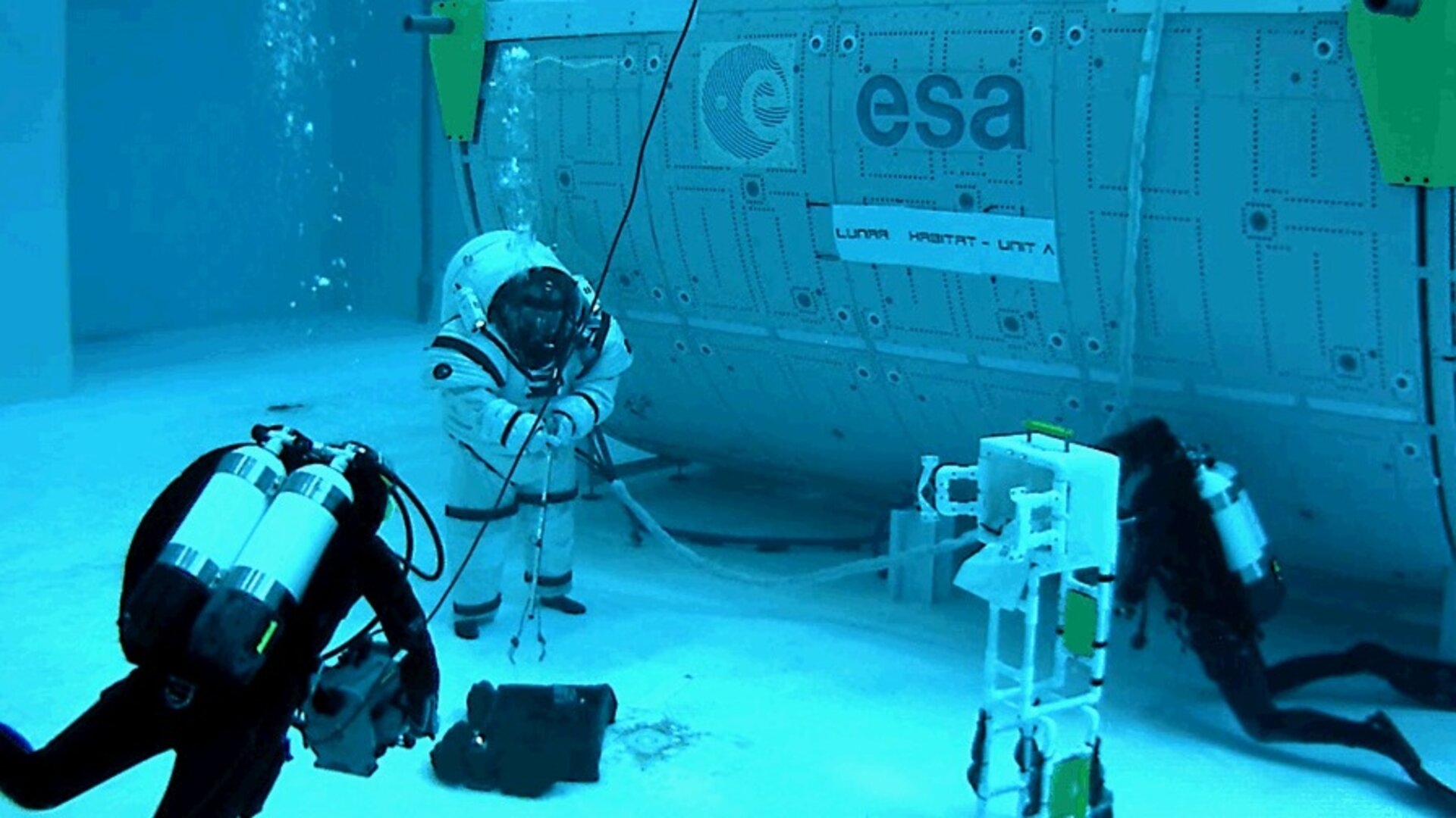 Underwater lunar EVA simulation