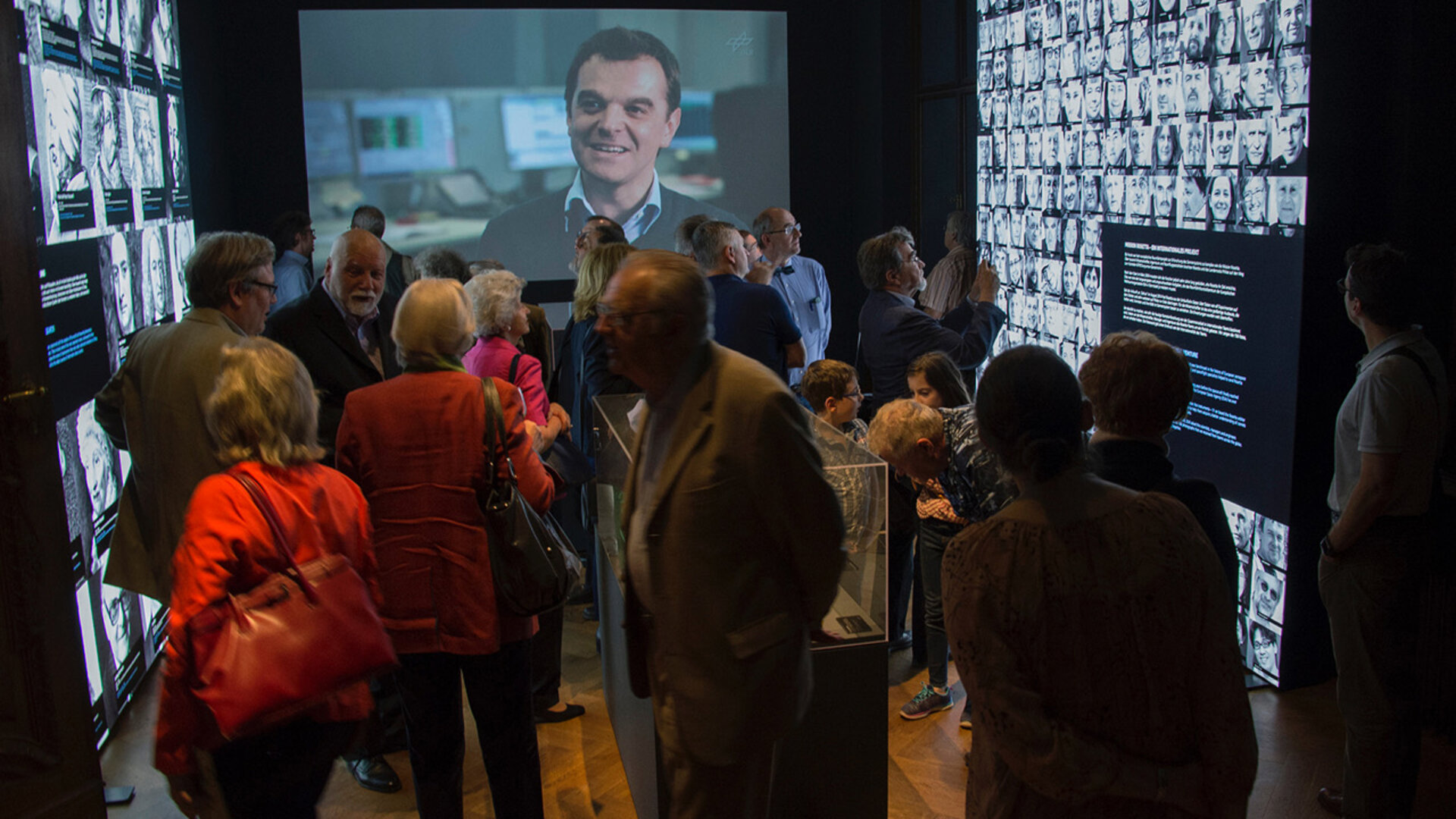Besucher in der DLR-Ausstellung zur Kometenmission Rosetta 