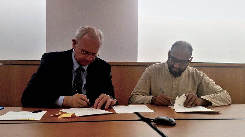 CNES President Le Gall and satsearch COO Prasad sign the agreement 27 June 2018