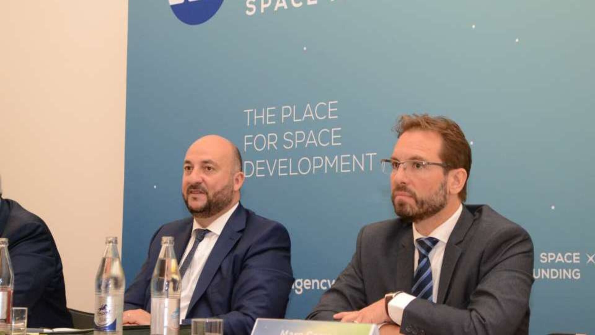 Étienne Schneider, Vice-Premier ministre et ministre de l’économie du Luxembourg et Marc Serres, Directeur général de l'Agence spatiale luxembourgeoise pendant la conférence de presse