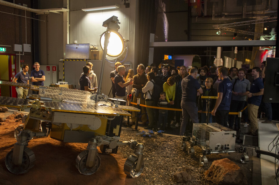 Le rover ExoMars sur une simulation du sol martien lors de la journée portes ouvertes