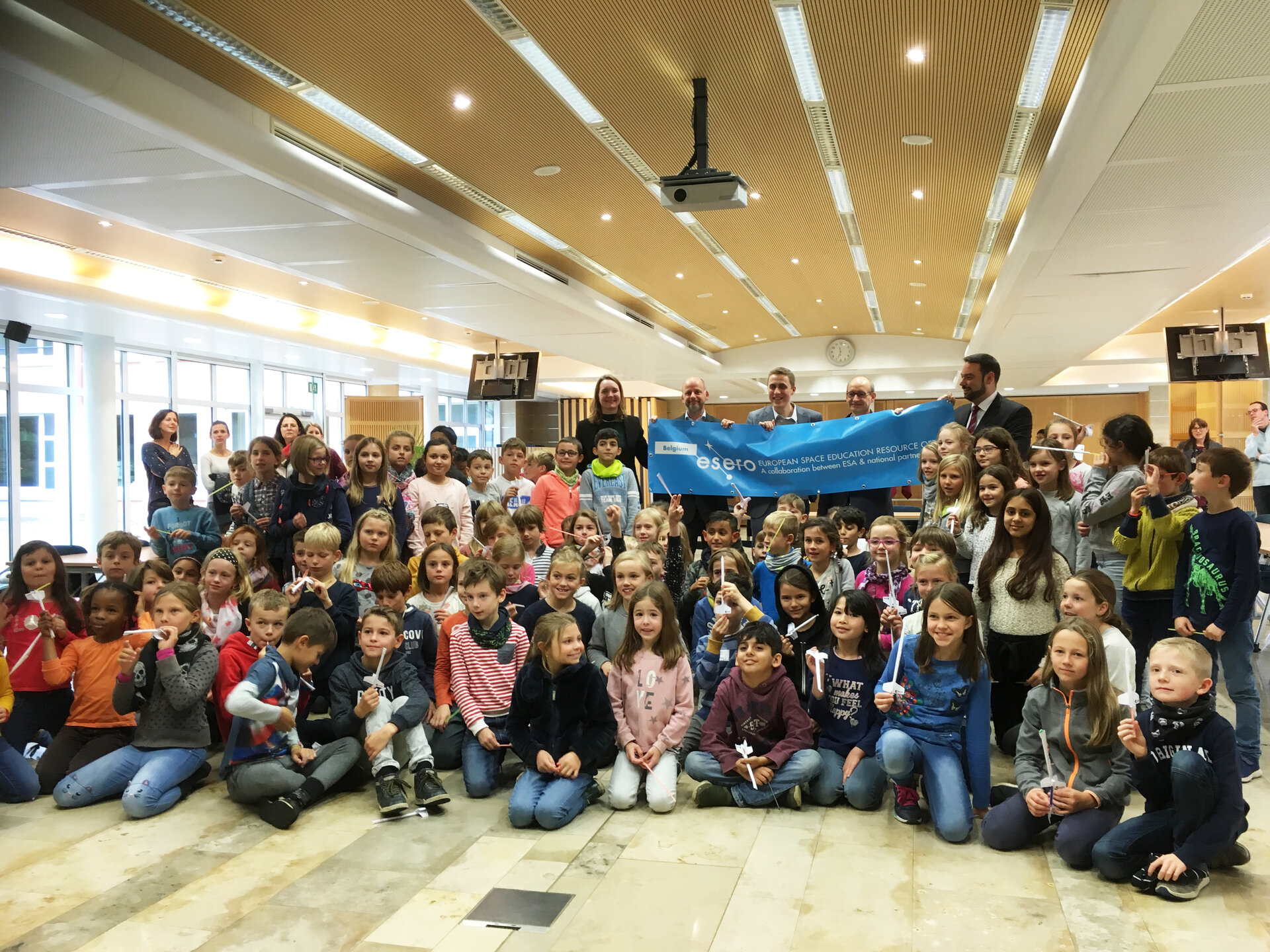 Pupils of the Oberstadt primary school with officials