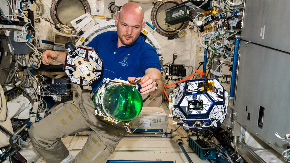 Alexander Gerst mit dem Spheres-Experiment