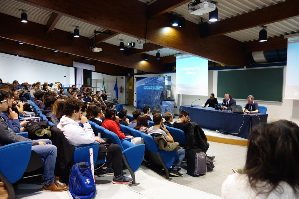 Estudiantes asisten a la transmisión en directo del lanzamiento 