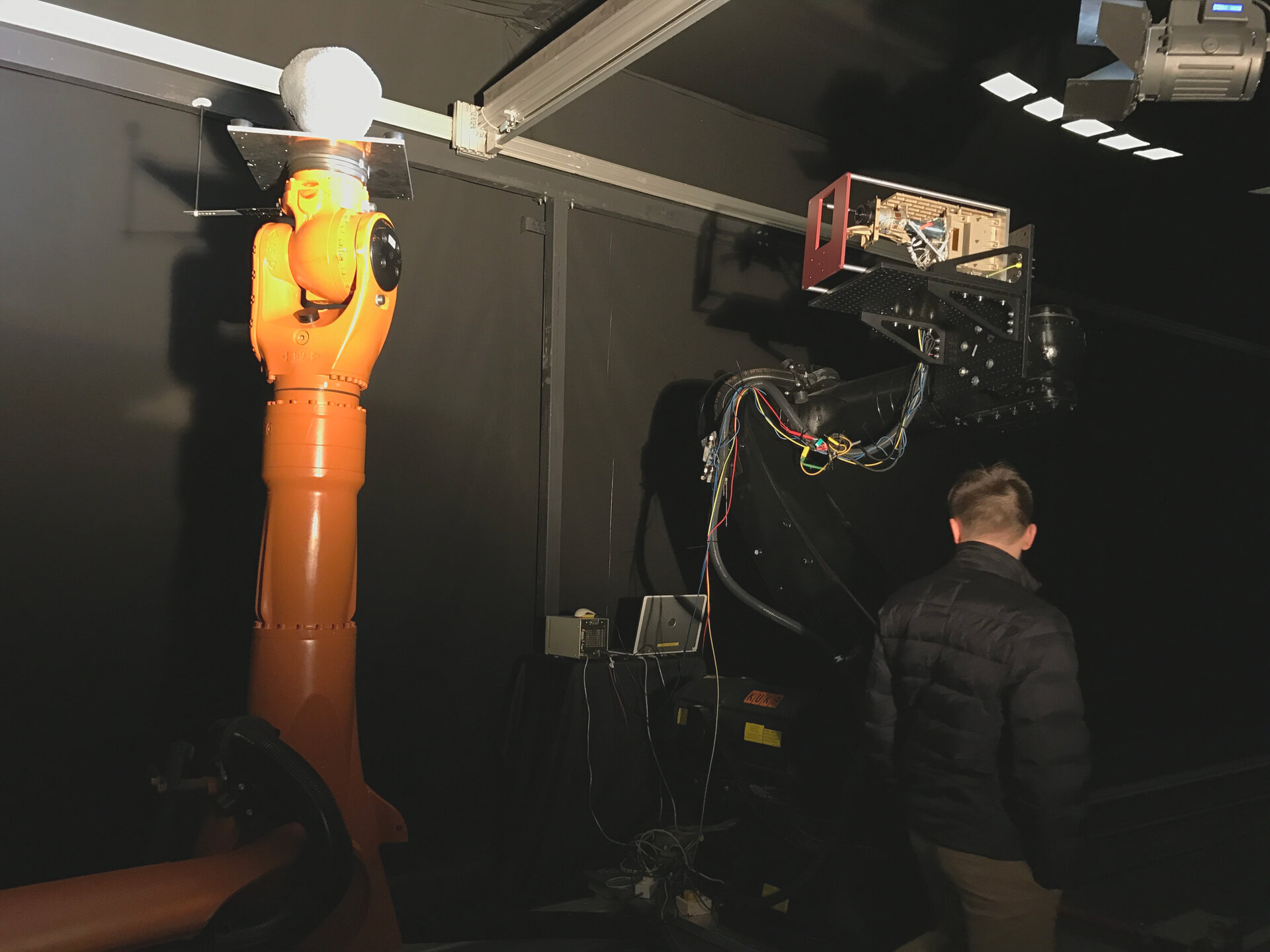 La Asteroid Framing Camera di Hera viene utilizzata come hardware-in-the-loop rappresentativo da GMV in Spagna per testare gli algoritmi di navigazione. L'imager è tenuto da un braccio robotico relativo a un modello di asteroide ruotato. Credits: MPS/GMV