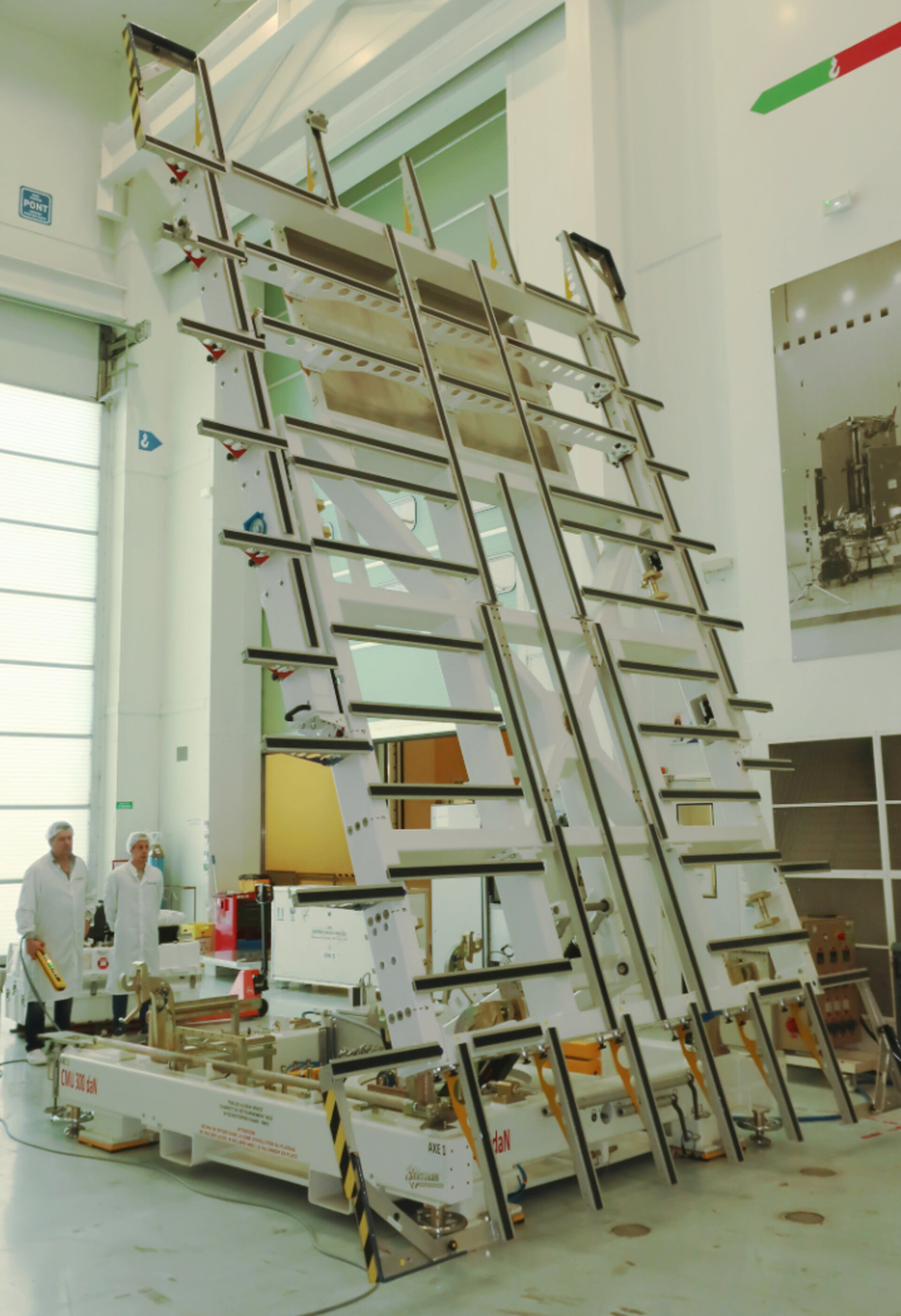 Large panel tilting trolley for the KONNECT satellite