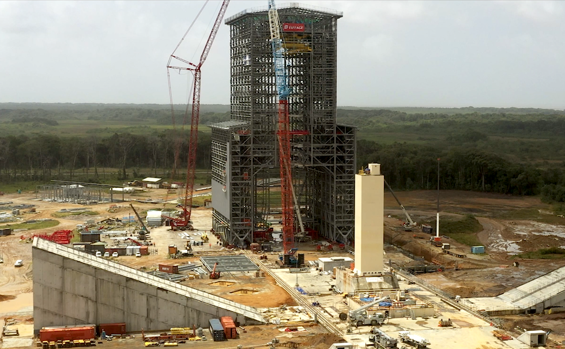 Mobile gantry for Ariane 6 under construction