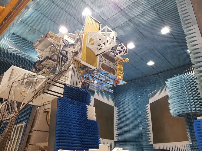 Quantum satellite in compact antenna test range