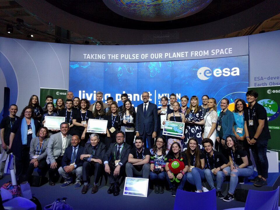 The winning teams with Josef Aschbacher and members of the jury